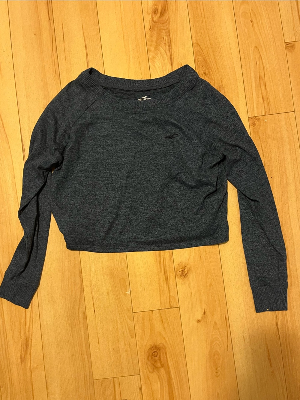 Hollister Dark Heather Gray Long Sleeve Cropped Tee